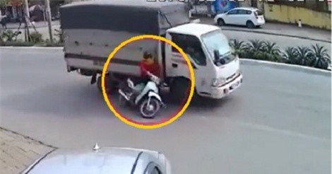 Clip: Lấn làn ôtô, người phụ nữ thoát chết thần kỳ ngay dưới bánh xe tải tại Hà Nội
