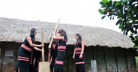 Lễ hội mừng lúa mới của đồng bào dân tộc Xơ Đăng