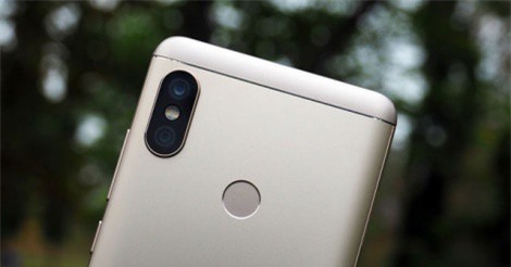 Xiaomi trình làng 2 smartphone nhận diện khuôn mặt, màn hình 18:9, giá “mềm”
