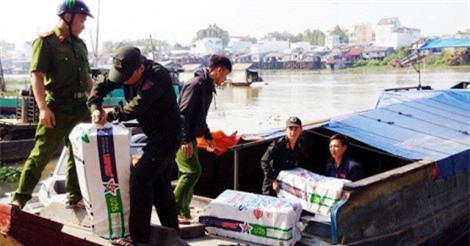 Cảnh sát bắt giữ ghe gỗ chở hơn 30.000 gói thuốc nhập lậu