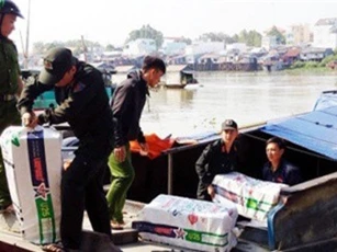 Cảnh sát bắt giữ ghe gỗ chở hơn 30.000 gói thuốc nhập lậu