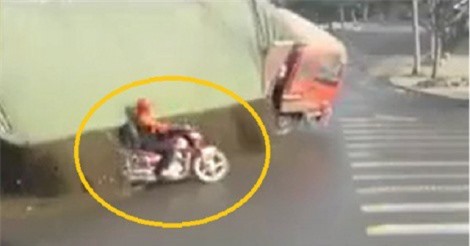 Clip: Xe ben lật giữa giao lộ, người điều khiển xe máy thoát chết trong gang tấc