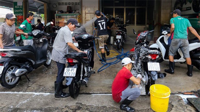 Rửa xe cận Tết thu hàng chục triệu mỗi ngày