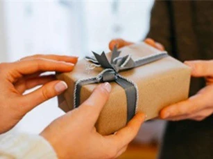 Tết, xin đừng đặt nặng chuyện quà cáp!