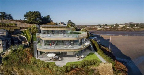 Thừa tiền, tỷ phú chi 71 tỷ mua biệt thự đắt nhất xứ Wales rồi đập đi xây lại toàn bộ