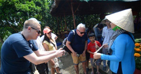 Khách nước ngoài kéo về Việt Nam trải nghiệm Tết