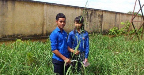 Ba thế hệ học sinh dân tộc thiểu số chế tạo sản phẩm từ cây dại trong vườn