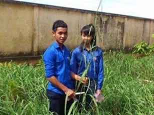 Ba thế hệ học sinh dân tộc thiểu số chế tạo sản phẩm từ cây dại trong vườn