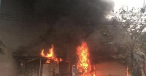 Hà Nội: Xưởng sửa chữa lốp ô tô bất ngờ cháy dữ dội