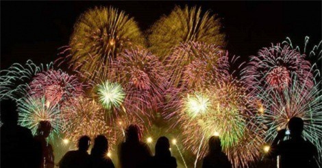 "Hốt bạc" nhờ bán chỗ ngồi xem pháo hoa đêm Giao thừa