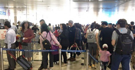 Tân Sơn Nhất đông nghẹt ngày đầu năm mới