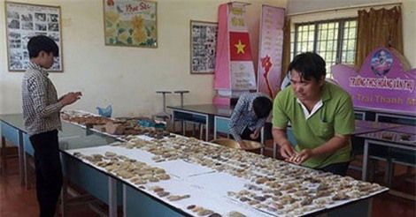 Thầy giáo đam mê sưu tầm hiện vật để dạy học sinh