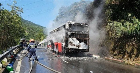 Xe chở khách du lịch bốc cháy trên đèo Hải Vân