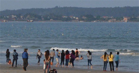 Khẩn trương tìm kiếm 2 nạn nhân bị mất tích do sóng biển cuốn trôi