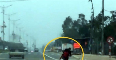 Clip: Giật mình cảnh người cha chở con lạng lách rồi lao vào lề đường