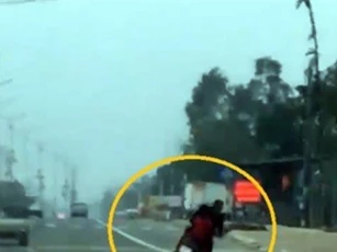 Clip: Giật mình cảnh người cha chở con lạng lách rồi lao vào lề đường