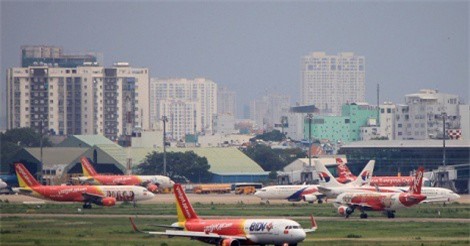 Hàng loạt chuyến bay bị hủy vì thời tiết xấu