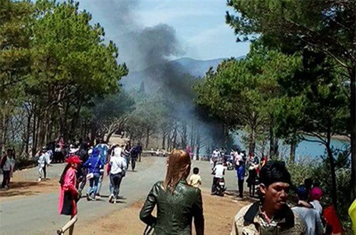 Mâu thuẫn với vợ, chồng châm lửa đốt xe taxi rồi lao xuống Biển Hồ cùng con trai