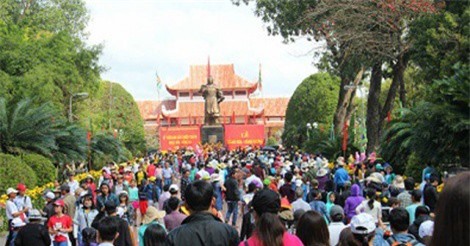 Ngàn người chen chân trẩy hội Tây Sơn, uống nước giếng cầu may