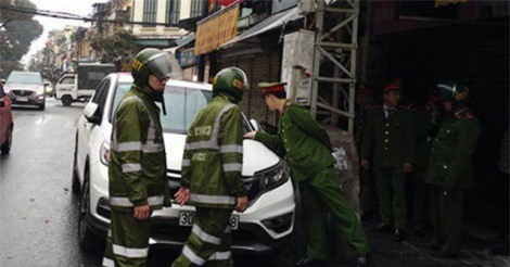 Cảnh sát niêm phong nhiều ôtô trên phố cổ Hà Nội