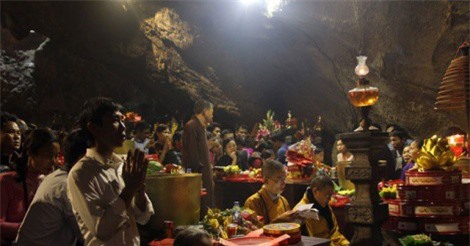 Hơn 100.000 người trẩy hội chùa Hương trong đêm