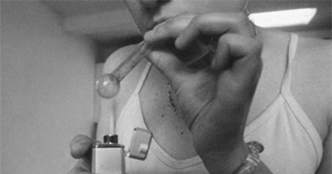 "Ngáo đá" dùng dao phay khống chế mẹ và em trai 