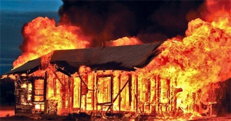 Bạn gái đòi chia tay, thanh niên mua xăng đốt nhà trả thù