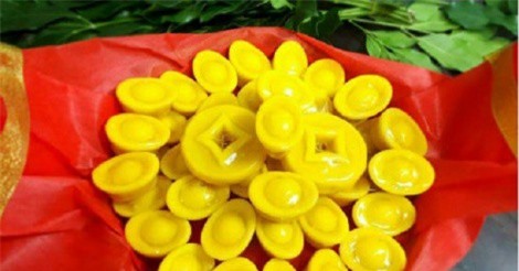 Bánh hình thỏi vàng "cháy" khách trước ngày vía Thần Tài