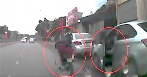Clip: Tài xế ôtô mở cửa bất cẩn gây tai nạn cho người đi xe máy