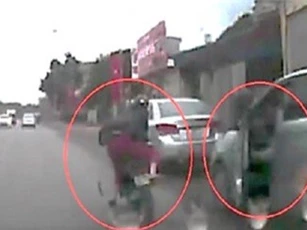 Clip: Tài xế ôtô mở cửa bất cẩn gây tai nạn cho người đi xe máy