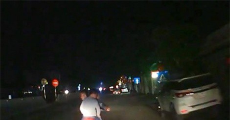 Điều tra nhóm thanh niên đi xe máy đánh võng, đe dọa người đi ô tô trên QL 1A