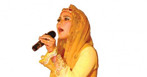 Độc đáo chiếc khăn mờ ôm của phụ nữ Chăm