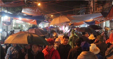 Dịch vụ trông giữ xe, nhà nghỉ "chặt chém" du khách tại chợ Viềng