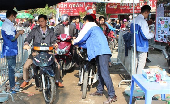 Giá trông giữ xe thu vô tội vạ tại các đền chùa dịp đầu năm