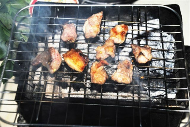 Gù bò nướng thơm nức ở Châu Đốc