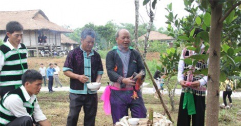 Lễ cúng dòng họ của đồng bào Mông