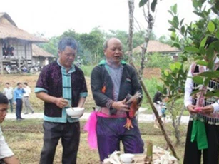 Lễ cúng dòng họ của đồng bào Mông