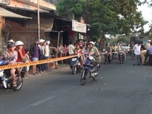 TP.HCM: Nam thanh niên nằm chết ven đường với vết cắt sâu trên cổ