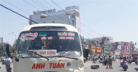 Bình Dương: Xe khách cố vượt đèn đỏ tông hàng loạt xe máy