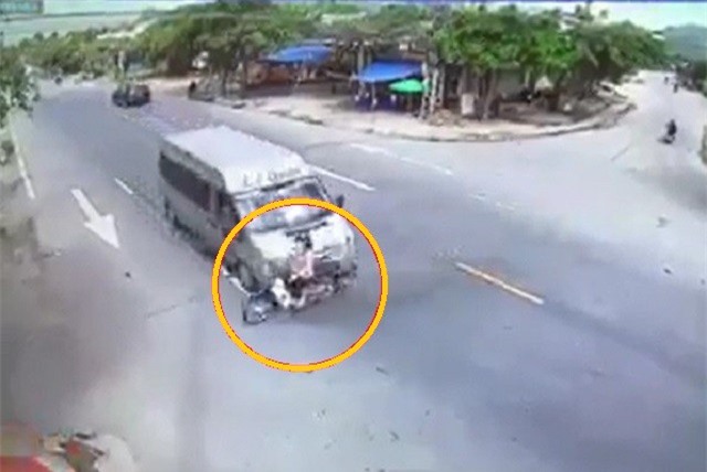 Clip: Sang đường không quan sát, người phụ nữ bị ôtô tông chết tại Gia Lai