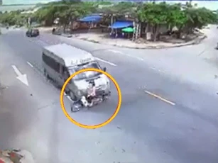Clip: Sang đường không quan sát, người phụ nữ bị ôtô tông chết tại Gia Lai