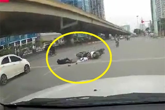 Clip: Xe máy vượt đèn đỏ, gây tai nạn thương tâm