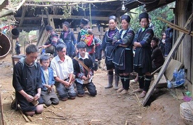 Kỳ lạ tục lệ dùng dao tự đâm vào đùi ở đám tang