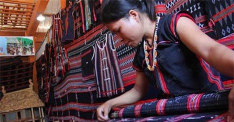 Biểu tượng hoa văn trên bộ trang phục của người Tà Ôi