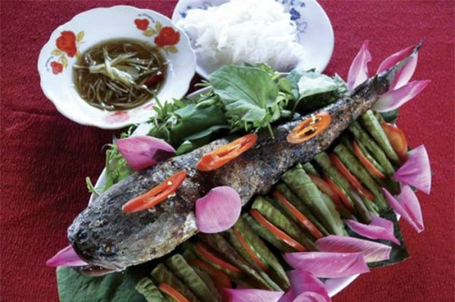 Cá lóc nướng trui cuốn lá sen non ở Đồng Tháp