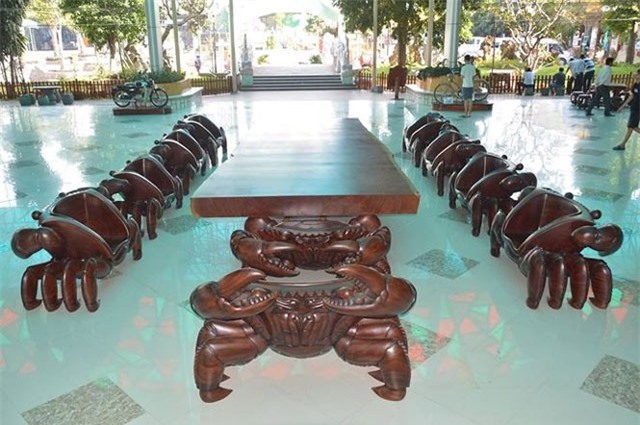 Chiêm ngưỡng bộ salon “cua” bằng gỗ nguyên khối giá 2 tỷ đồng