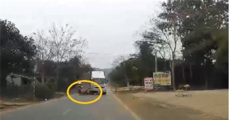 Clip: 2 thanh niên đầu trần chạy xe máy lạng lách, đâm vào đầu xe tải chết tại chỗ