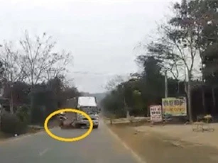 Clip: 2 thanh niên đầu trần chạy xe máy lạng lách, đâm vào đầu xe tải chết tại chỗ