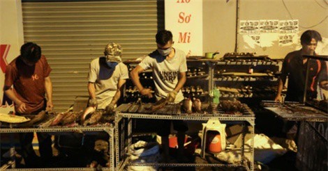 Dân Sài Gòn thức trắng đêm nướng cá lóc vía Thần Tài trên vỉa hè 
