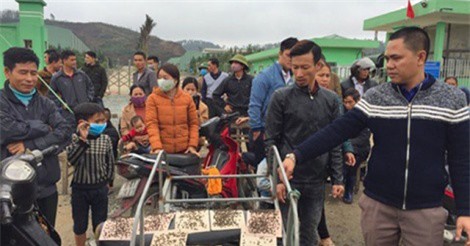 Hà Tĩnh: Dân mang bẫy ruồi đến vây nhà máy rác